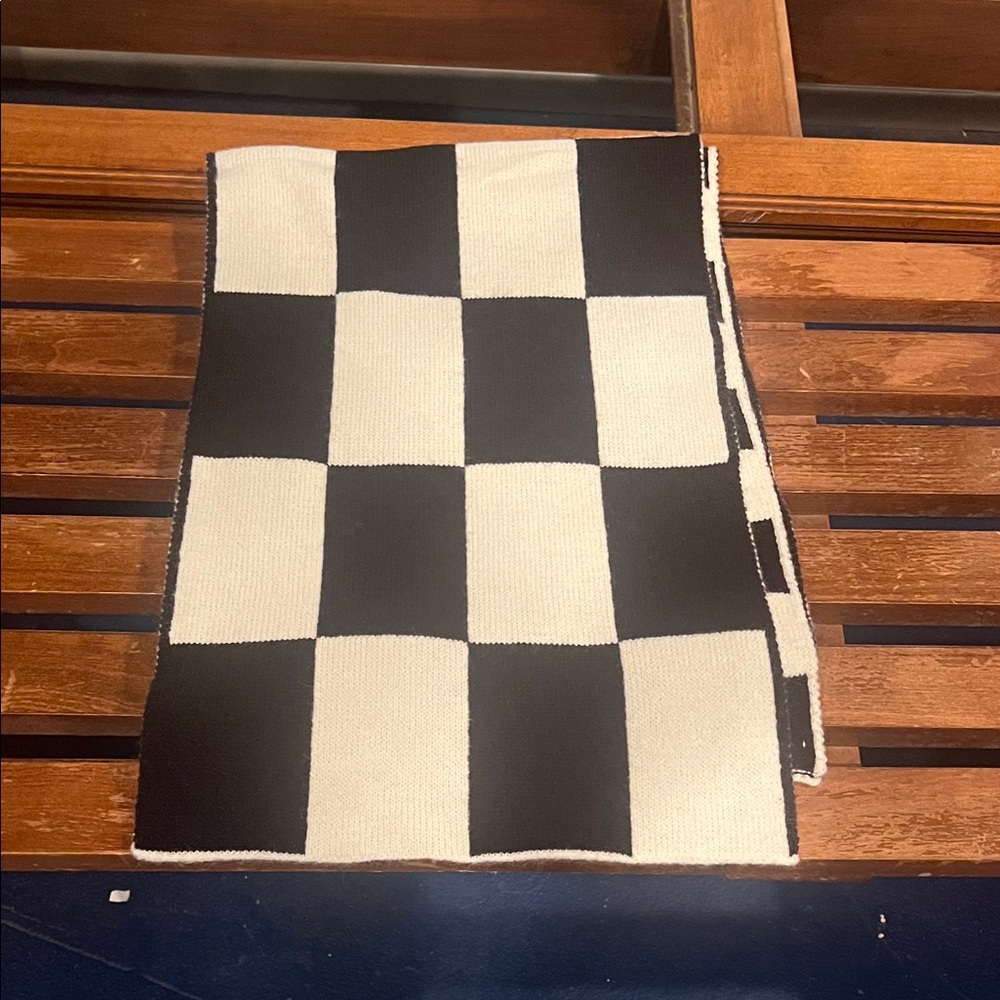 Checkered Black and White scarf. Very cozy . Good condition. Non smoking home.